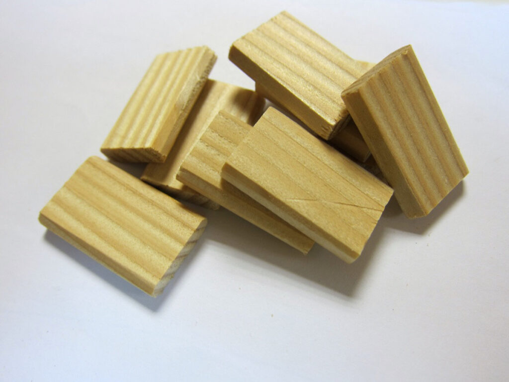 selbst gemachte Dominos (5X30) aus Lärchenholz