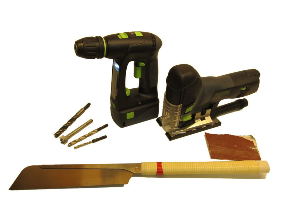 Benötigtes Werkzeug: Akkuschrauber mit Bohrern, Stichsäge, Schleifpapier und eine Handsäge