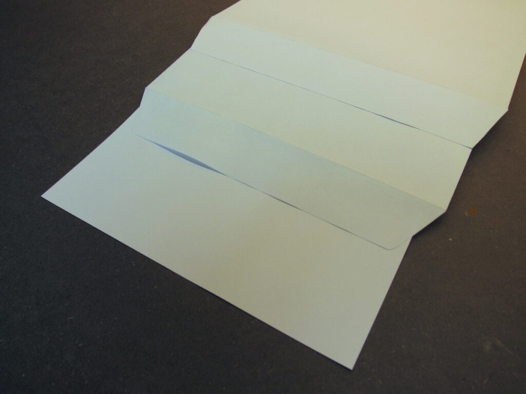 Din A4 Papier in einem Din C4 Umschlag wiederum in einem Din B4 Umschlag